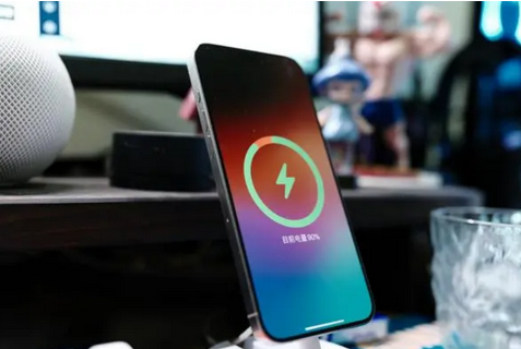 横县苹果15换屏服务分享用什么充电器给iPhone15充电更好 